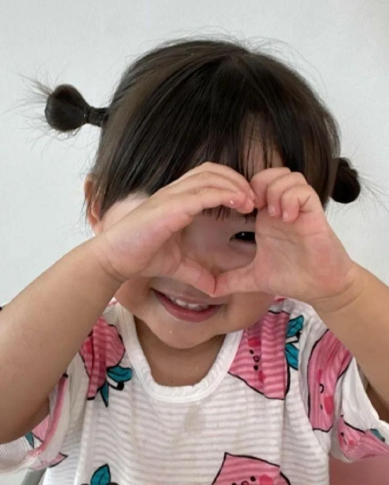 Meme cắn má cute luôn gây ấn tượng với sự hài hước