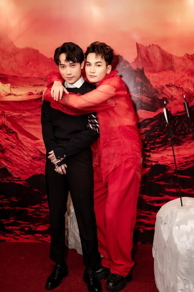 MV ali hoàng dương là nơi anh thể hiện tài năng âm nhạc