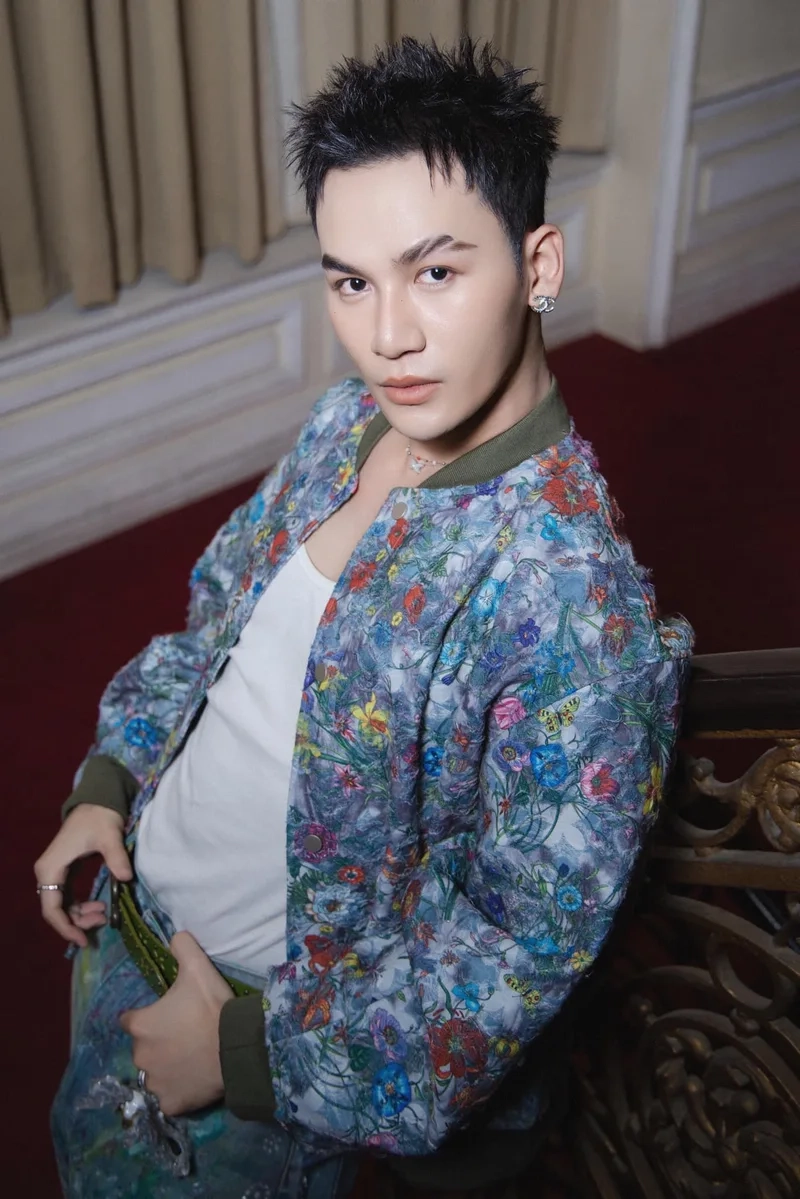 Ali hoàng dương theo anh là một trong những sản phẩm âm nhạc ấn tượng