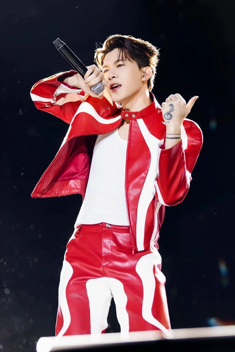 Quê anh tú atus tạo sự tò mò cho người hâm mộ