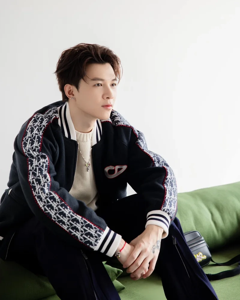 Vẽ anh tú atus tạo không gian sống động cho người hâm mộ