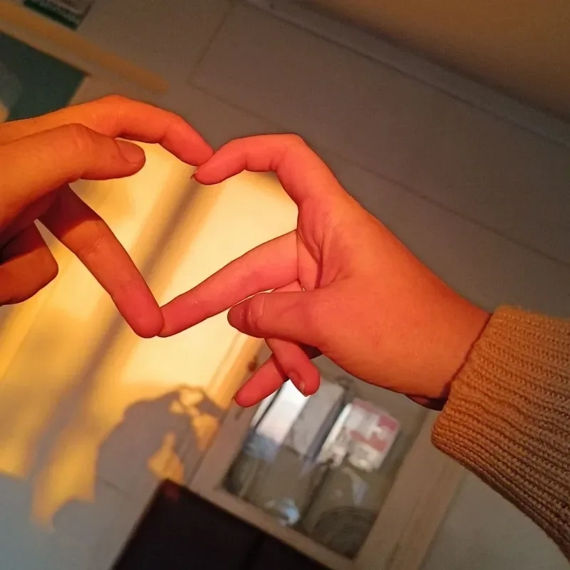 Hình ảnh trái tim yêu mang đến cảm xúc lãng mạn và ấm áp