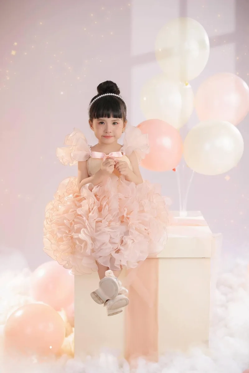 Khoảnh khắc đáng yêu của bé Sol khiến fan tan chảy