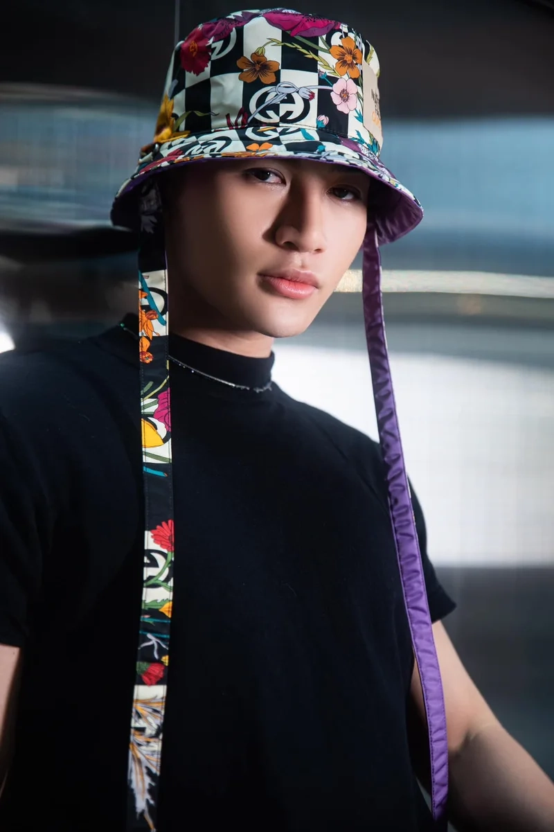 Ali hoàng dương xinh lung linh là phong cách thể hiện sự tự tin của anh