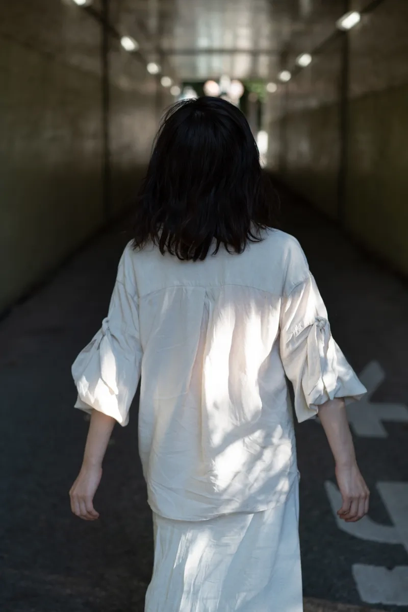 Tóc ngắn chụp sau lưng thể hiện sự tự tin và phong cách riêng