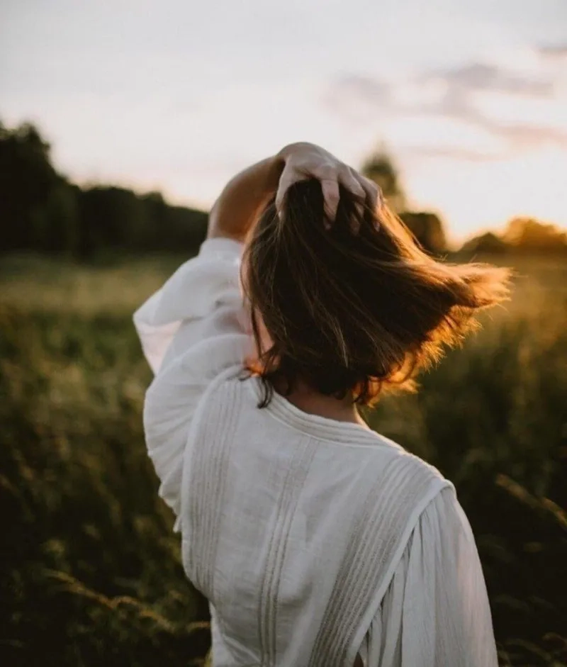 Tóc ngắn avatar chụp sau lưng nữ mang lại vẻ đẹp trẻ trung