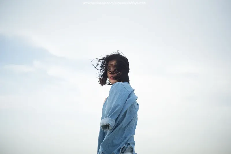 Ảnh chụp sau lưng nữ tóc ngắn buồn thể hiện cảm xúc sâu sắc