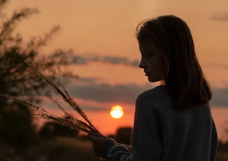 Ảnh chụp sau lưng nữ tóc ngang vai tạo cảm giác trẻ trung và năng động