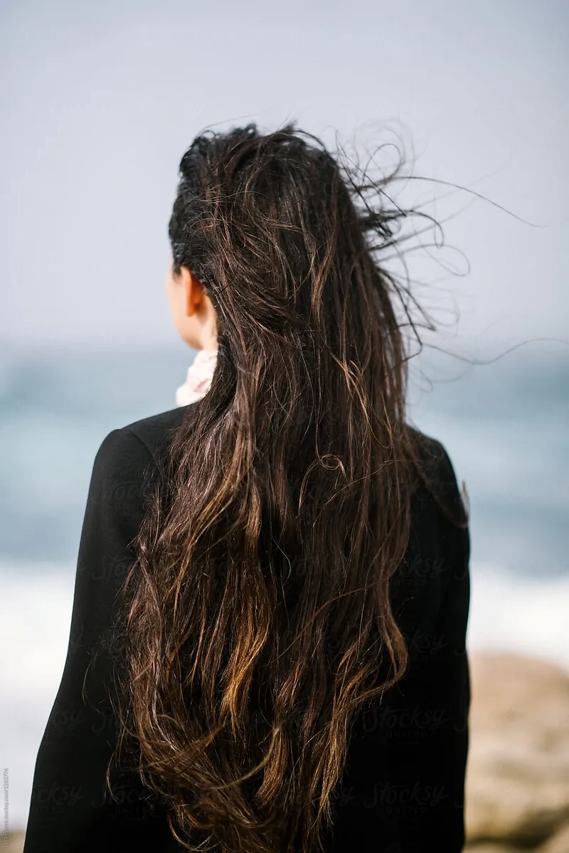 Ảnh chụp phía sau lưng tạo cảm giác gần gũi và thân thuộc