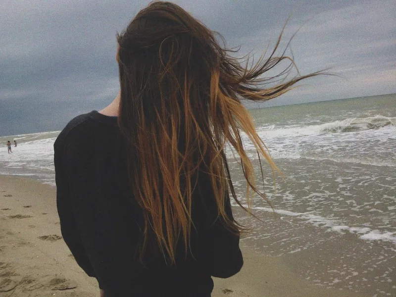 Ảnh chụp tóc sau lưng thể hiện sự nữ tính và quyến rũ