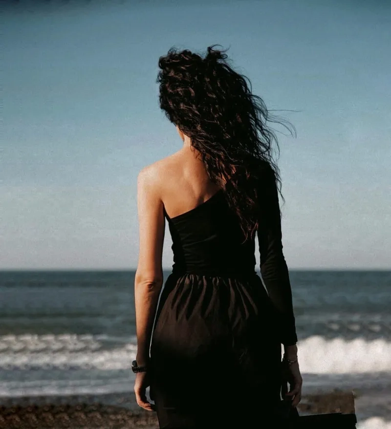 Chụp quay lưng mang lại cảm giác bí ẩn và thu hút