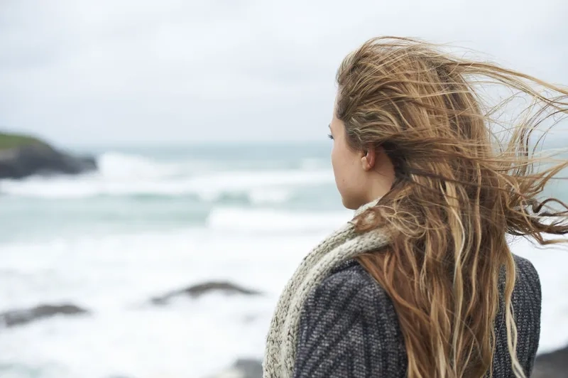 Ảnh chụp sau lưng buồn thể hiện cảm xúc sâu lắng và chân thật