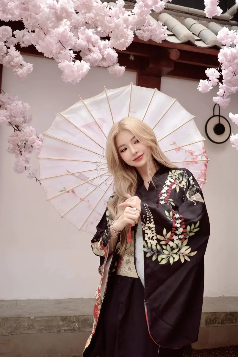 Hot TikToker ciin, nhan sắc và tài năng có gì đặc biệt?