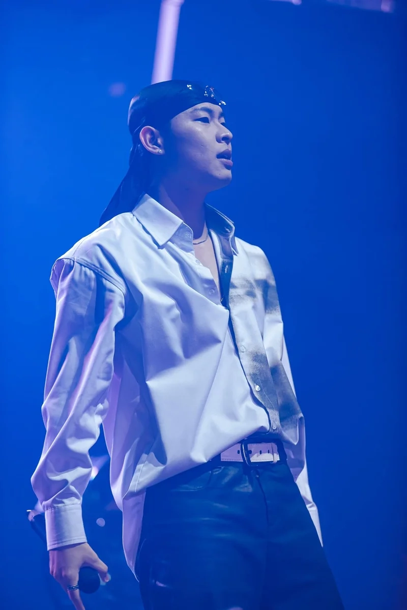 Hurrykng hẹn em dưới ánh trăng là bài hát đầy cảm xúc của anh