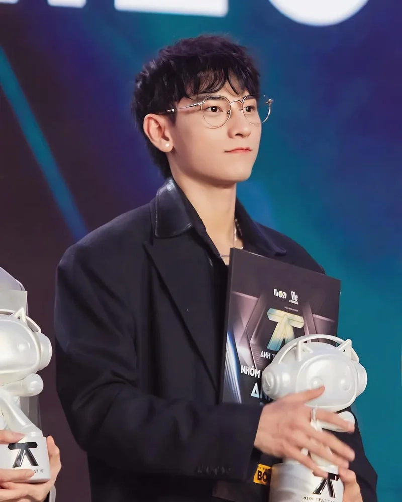 Isaac giống ai khiến nhiều người tò mò về ngoại hình của anh