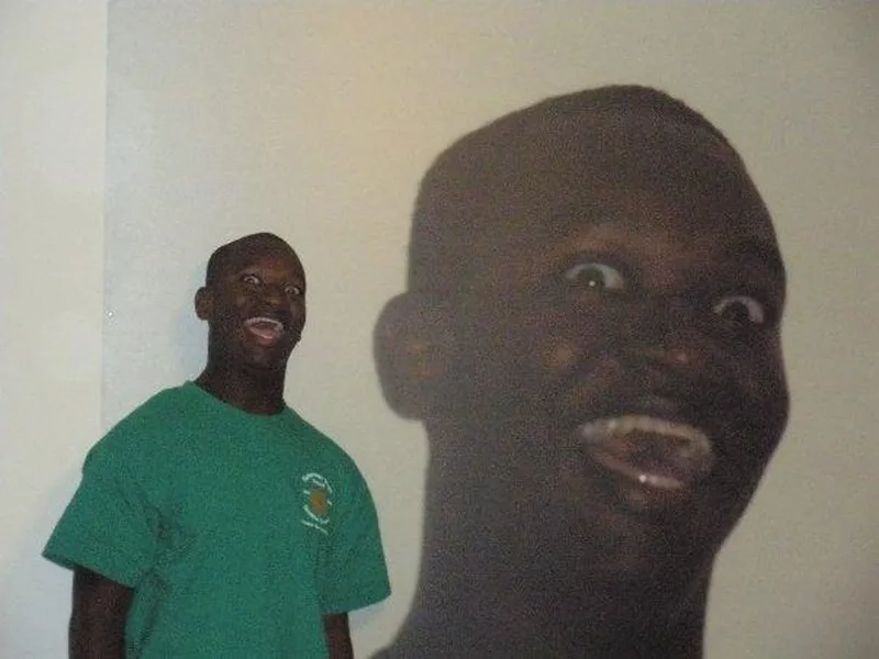 Meme anh da đen cười trong bóng tối khiến bạn cảm thấy hài hước