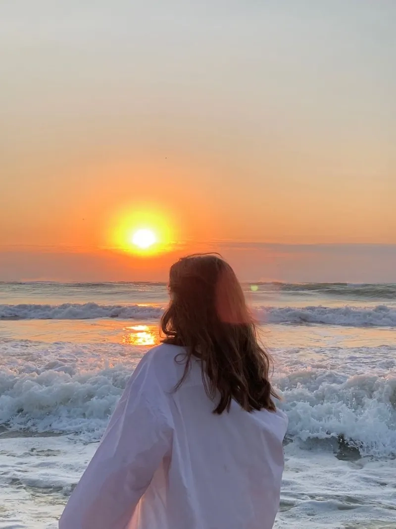 Hình ảnh chụp sau lưng tạo cảm giác gần gũi và thân thuộc