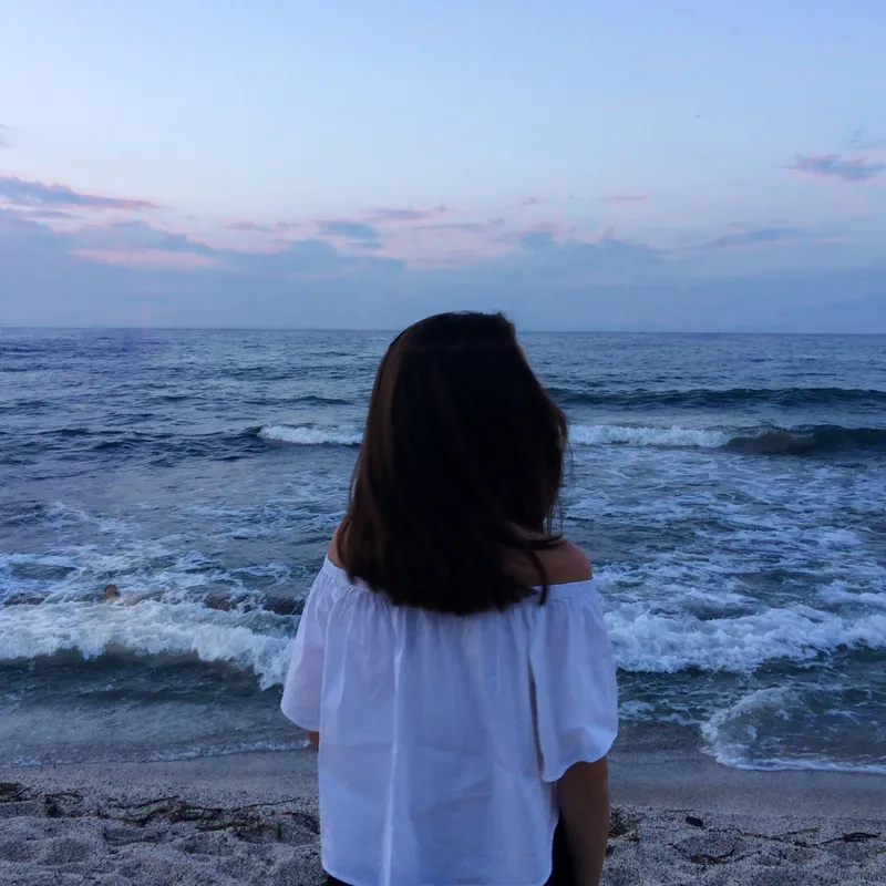 Ảnh chụp sau lưng ở biển tạo không gian thư giãn và thoải mái