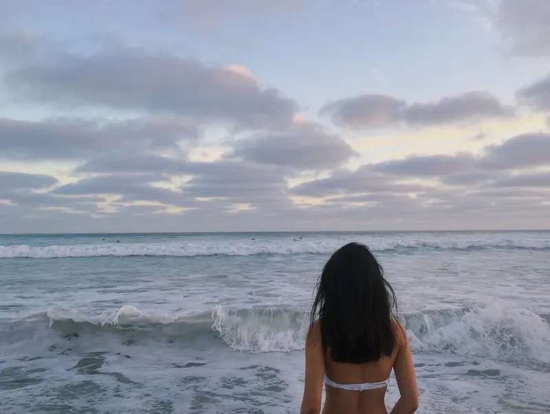 Ảnh đi biển chụp sau lưng nữ mang lại cảm giác tự do và phóng khoáng