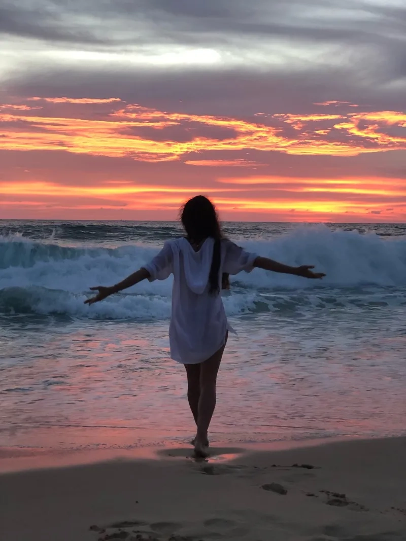 Ảnh đi biển chụp sau lưng tạo nên những bức ảnh nghệ thuật