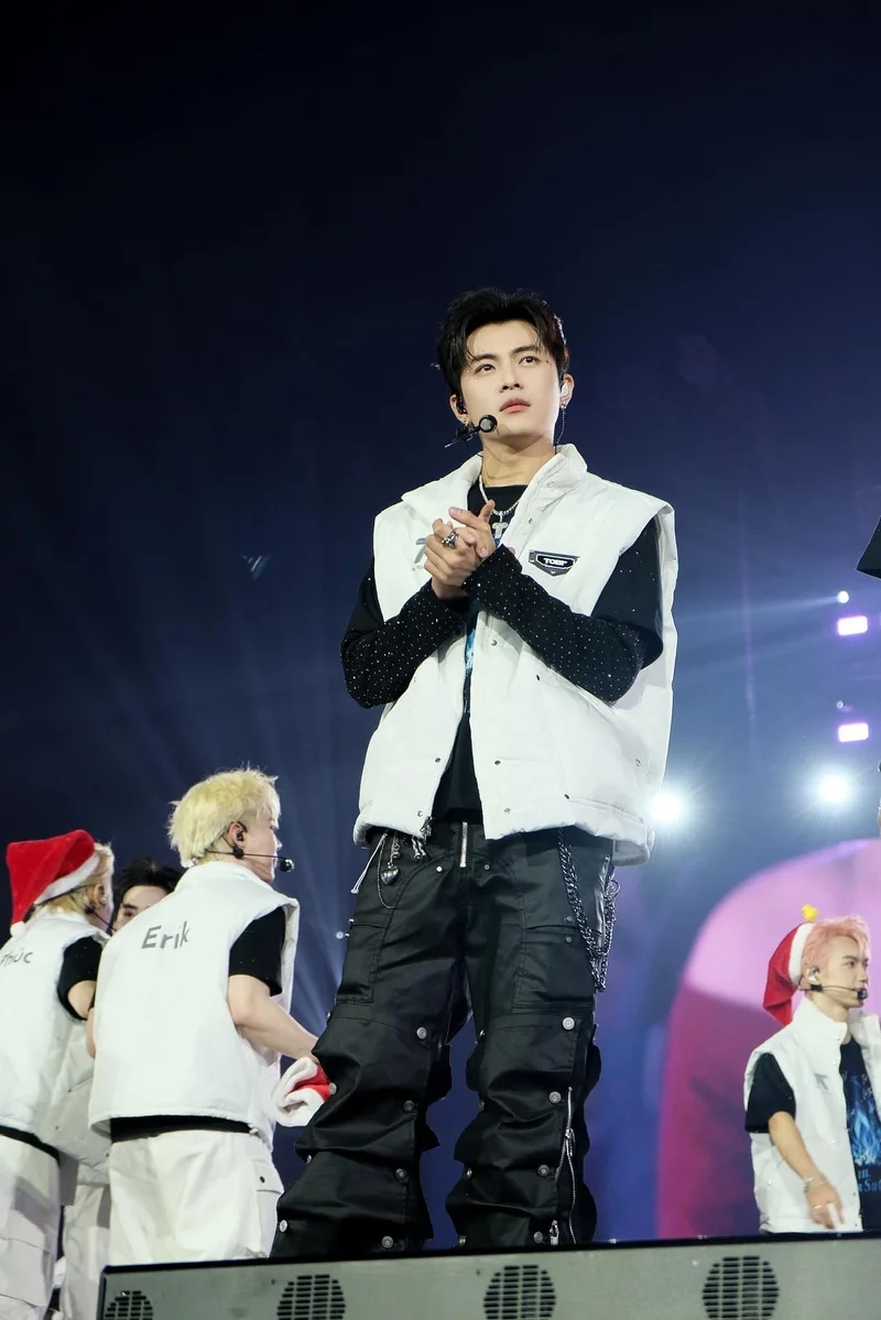 Gin tuấn kiệt chiều cao ấn tượng giúp anh nổi bật trong làng giải trí