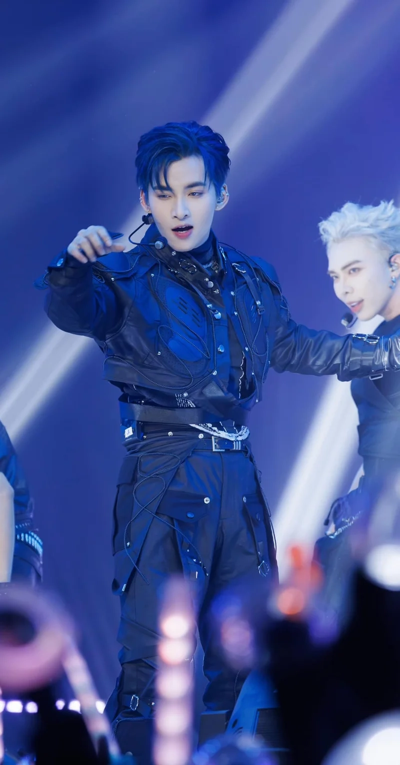 Anh trai say hi hùng huỳnh tạo không khí vui vẻ và sôi động