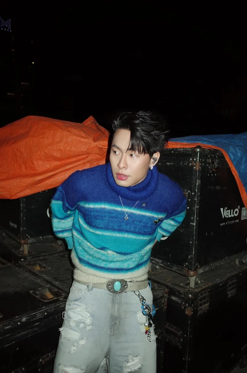 Up and down hurrykng là một trong những bài hát nổi bật của anh