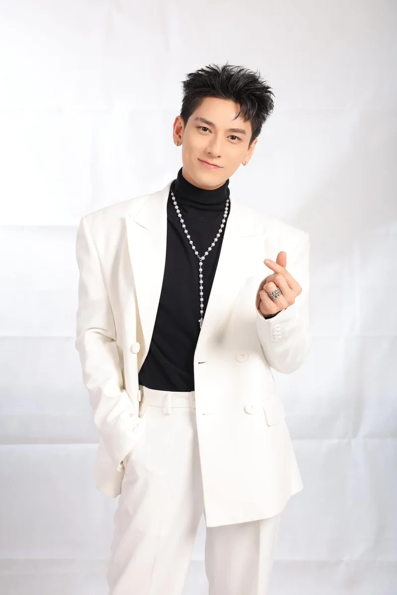 Isaac body 6 múi khiến fan luôn ngưỡng mộ và yêu thích