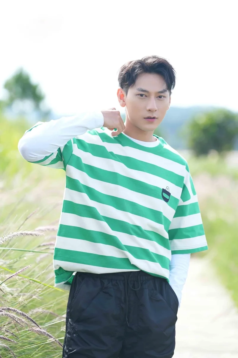 Isaac trong anh trai say hi thể hiện sự hài hước và duyên dáng