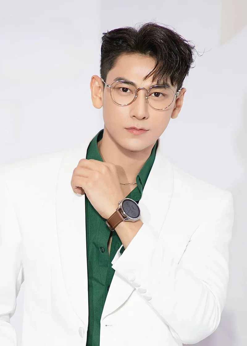 Isaac hẹn hò là thông tin thú vị cho người hâm mộ