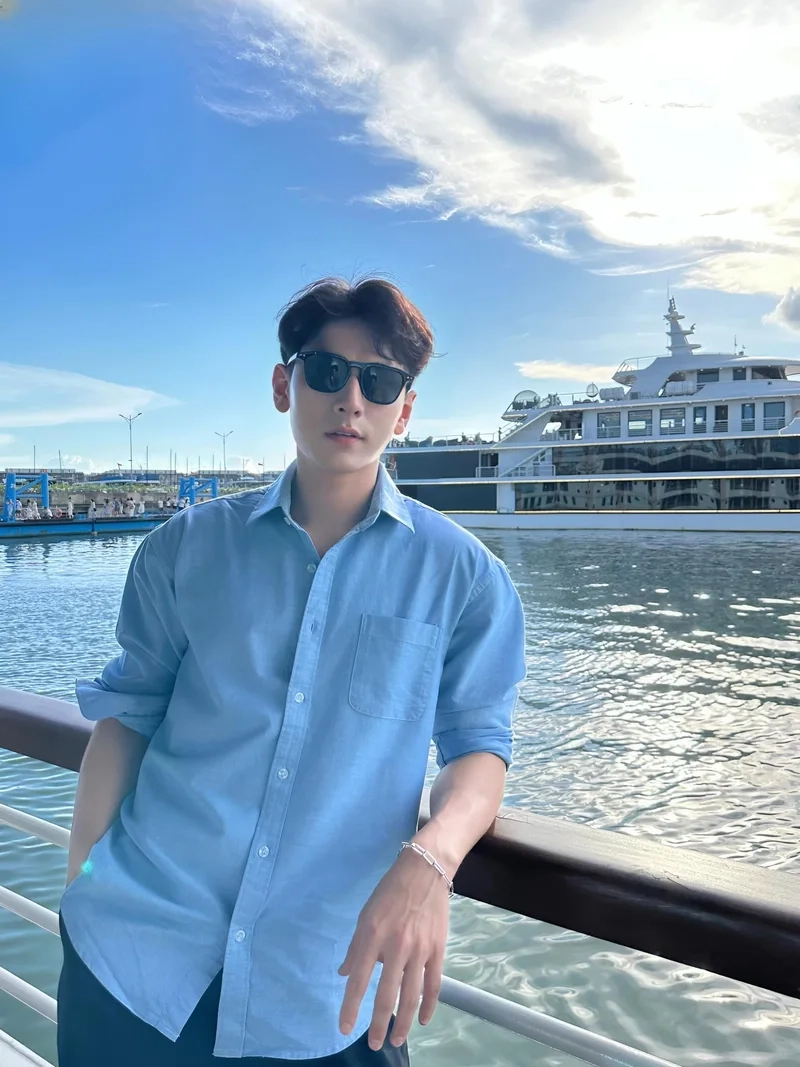 Isaac anh trai là một trong những hình ảnh đáng yêu của anh