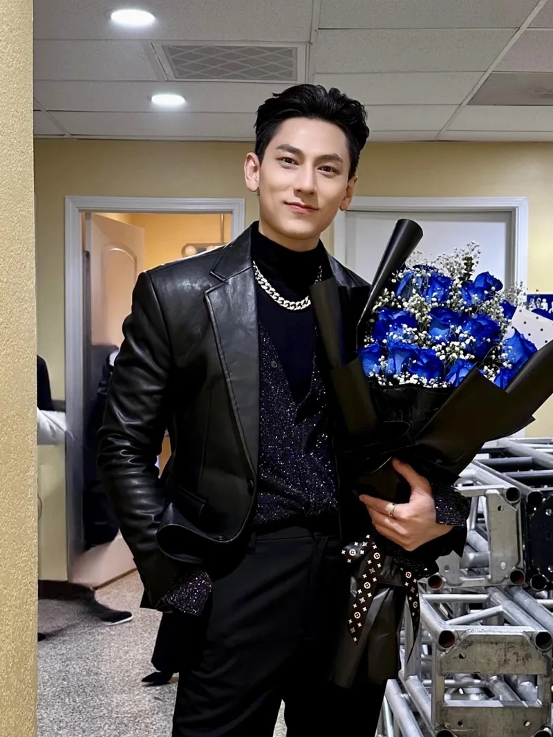 Isaac yêu không nghỉ phép là một ca khúc đầy cảm xúc