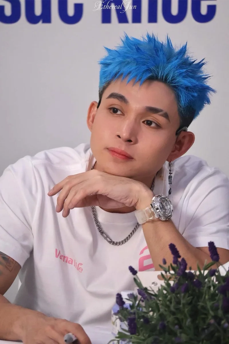 Jun phạm facebook là nơi anh chia sẻ những khoảnh khắc đời thường