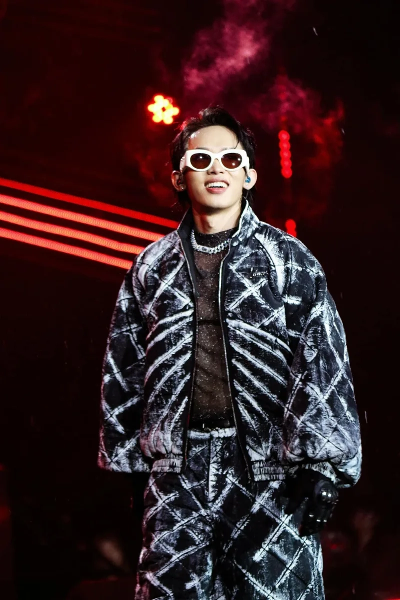 Nắm đôi bàn tay kay trần là một ca khúc ngọt ngào và lãng mạn