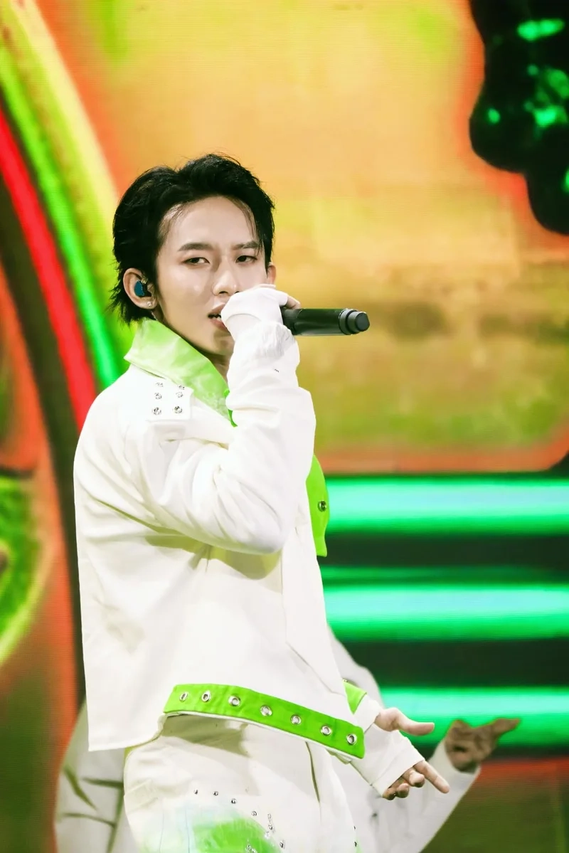 Phía sau em kay trần chạm đến trái tim người nghe với giai điệu sâu lắng