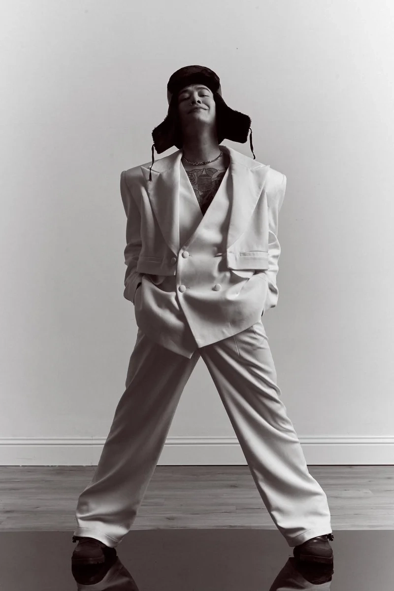 Karaoke lou hoàng là nơi bạn có thể hát theo những bản hit của anh