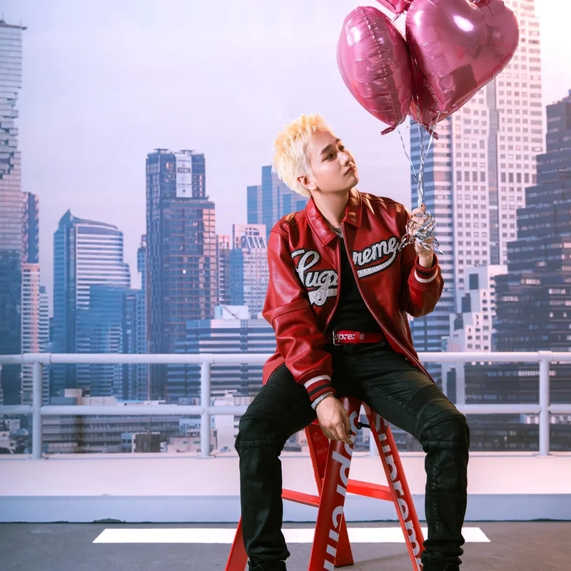 Lou hoàng yêu em dại khờ là một trong những bài hát nổi bật của anh