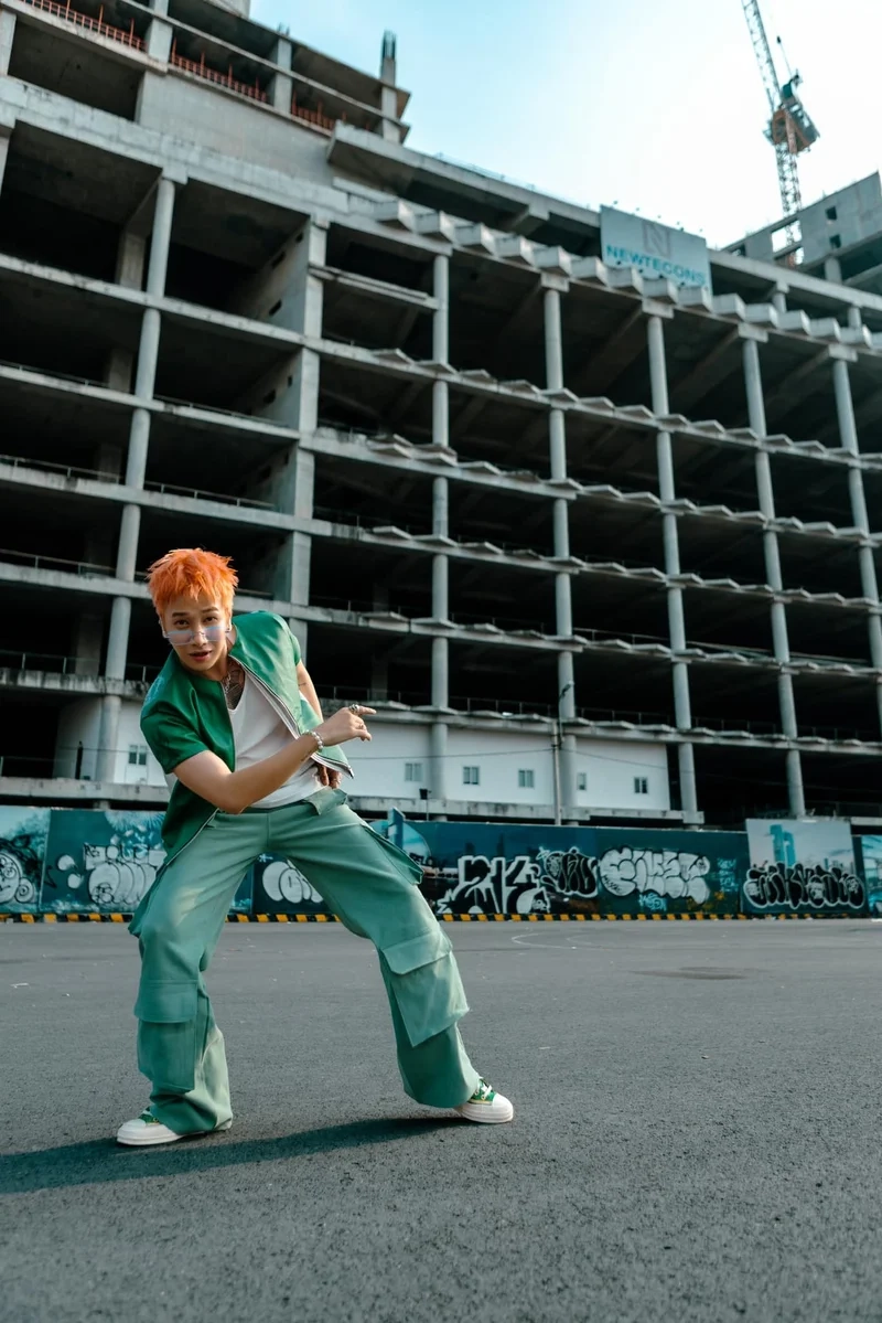 Lou hoàng sinh năm bao nhiêu là câu hỏi thú vị cho fan hâm mộ