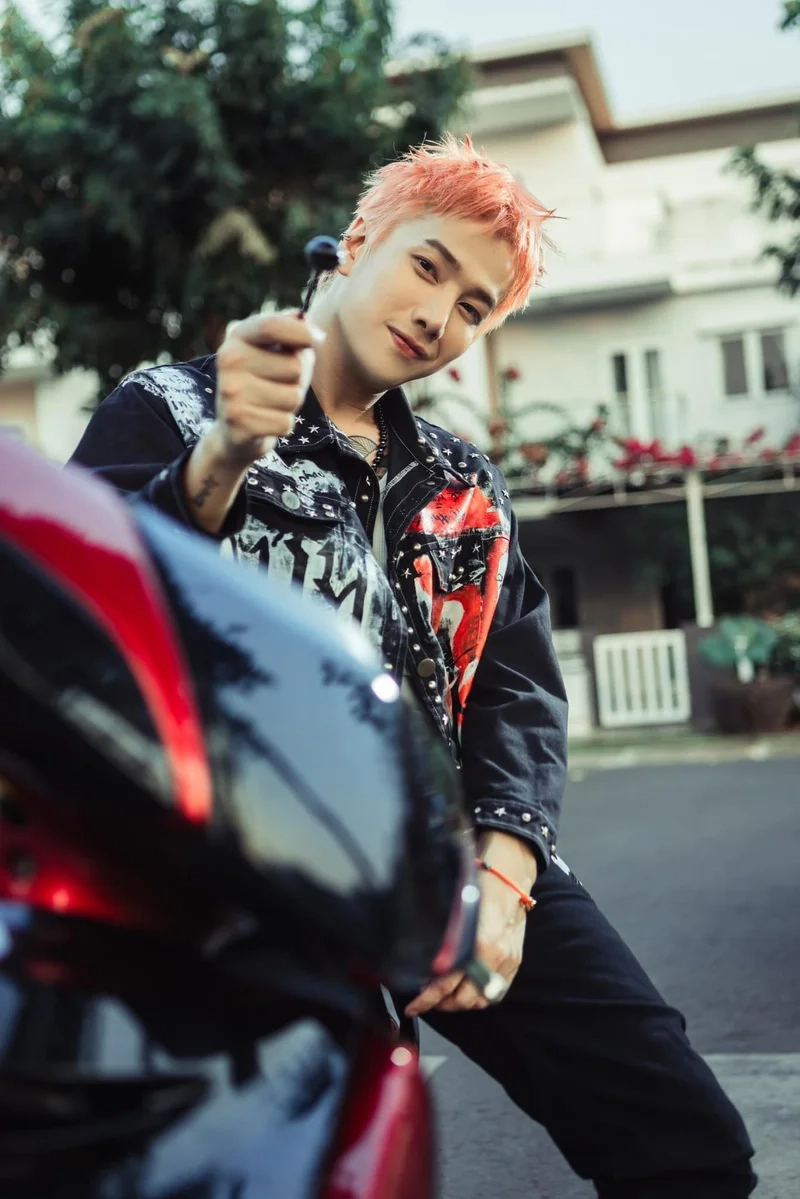 Tên thật lou hoàng là thông tin thú vị cho người hâm mộ