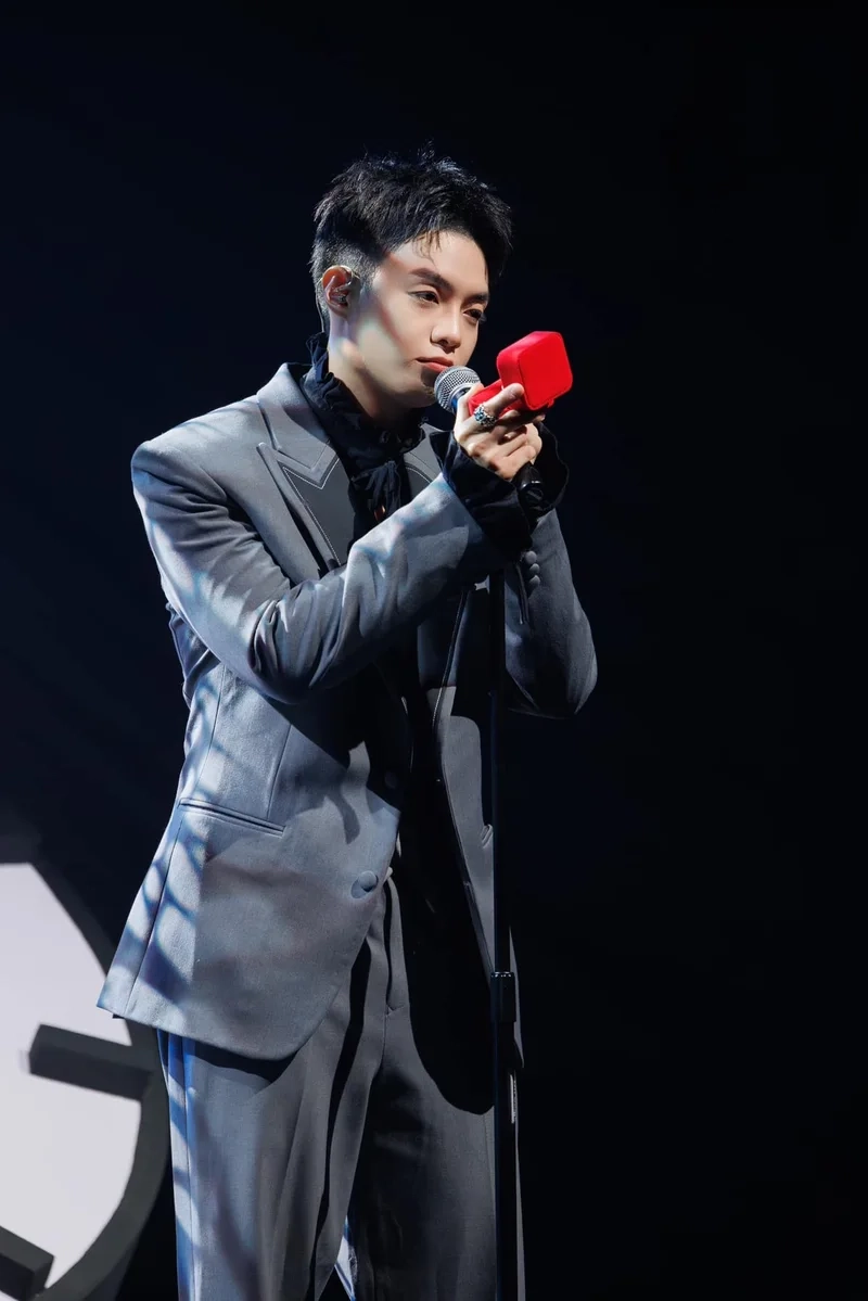 Negav chiều cao giúp bạn hình dung về nhân vật này