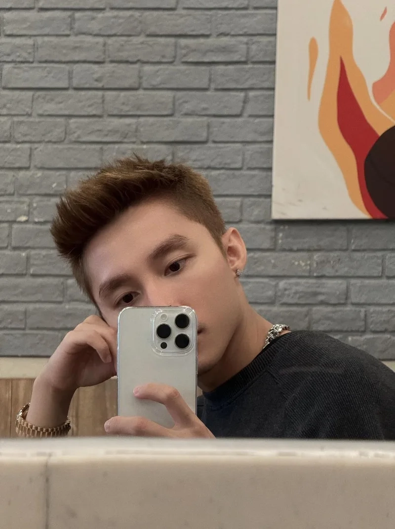 Sơn tùng mtp outfit thể hiện phong cách thời trang ấn tượng