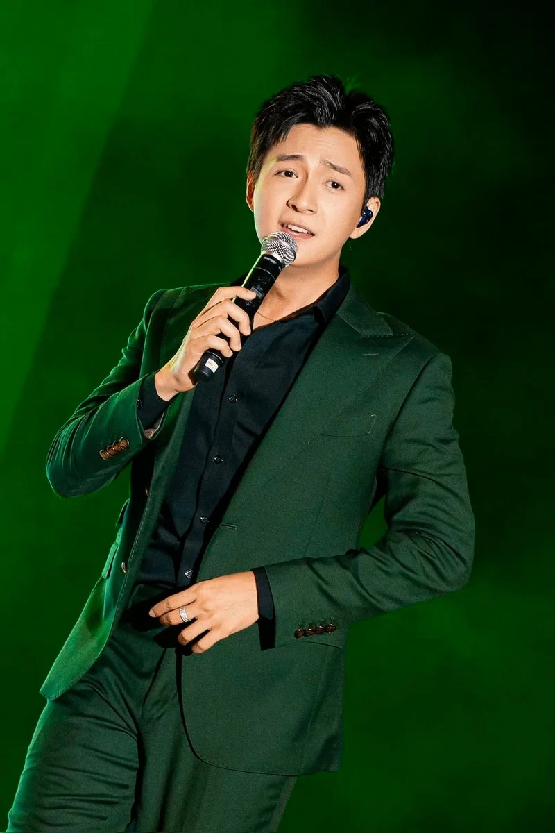 Hình ngô kiến huy thể hiện phong cách trẻ trung và năng động