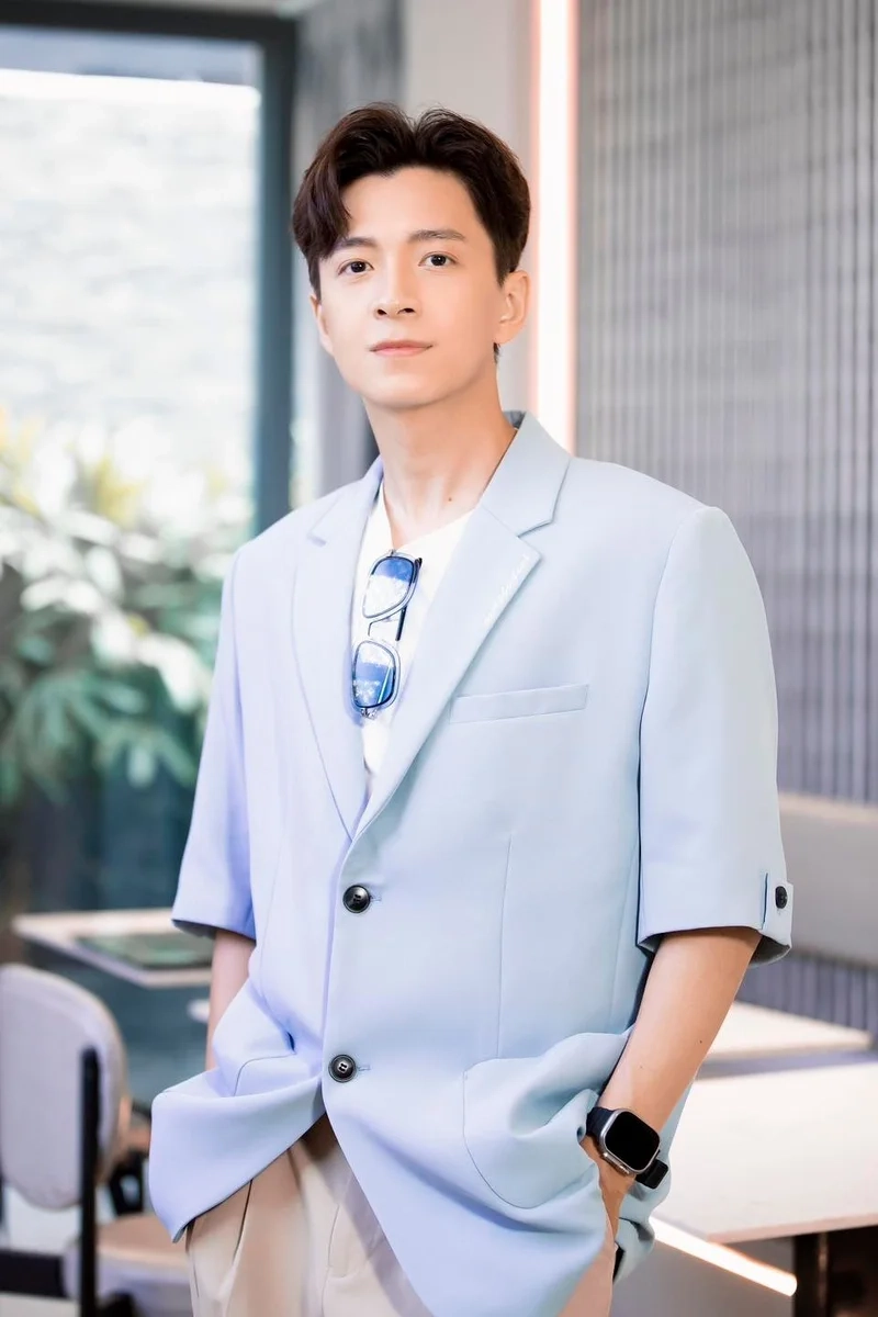 Hình ảnh của ngô kiến huy thể hiện sự năng động và trẻ trung