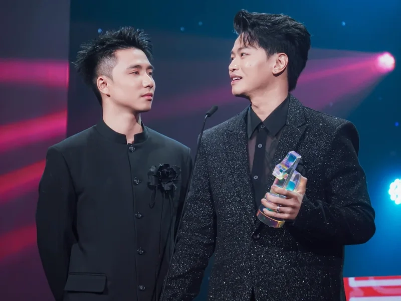 Ảnh ninh anh bùi và anh âm thể hiện sự gắn bó trong âm nhạc