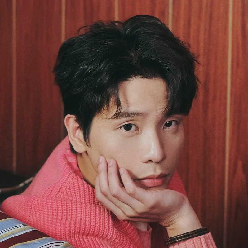 Quân ap poster tạo không gian sống động cho trang cá nhân