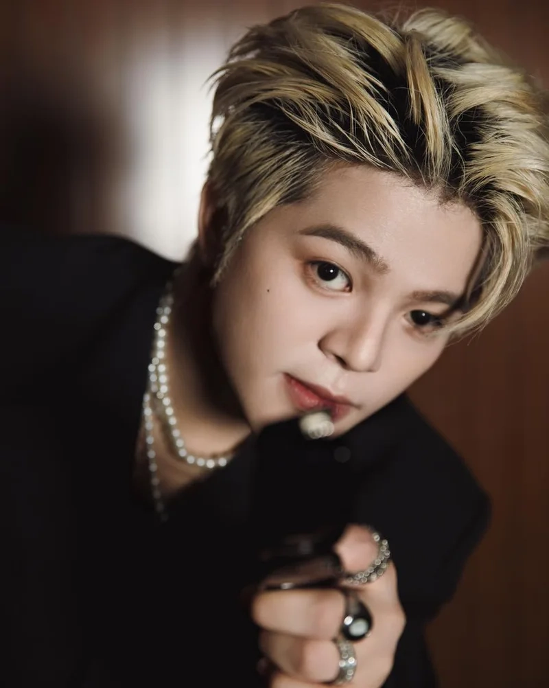 Ảnh rhyder ngạo nghễ thể hiện phong cách tự tin và mạnh mẽ