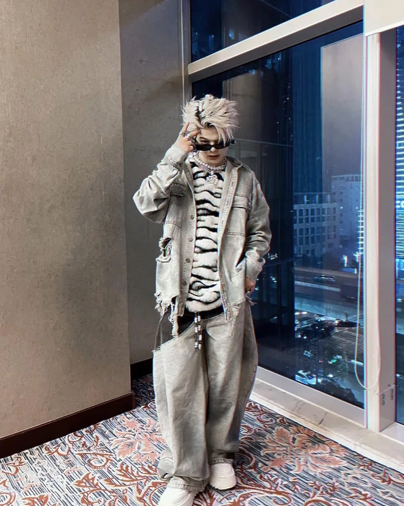 Ảnh rhyder mặc áo sơ mi trắng tạo sự lịch lãm và cuốn hút