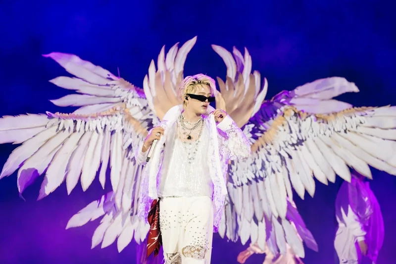 Ảnh rhyder sơ mi trắng mang lại sự lịch lãm và cuốn hút