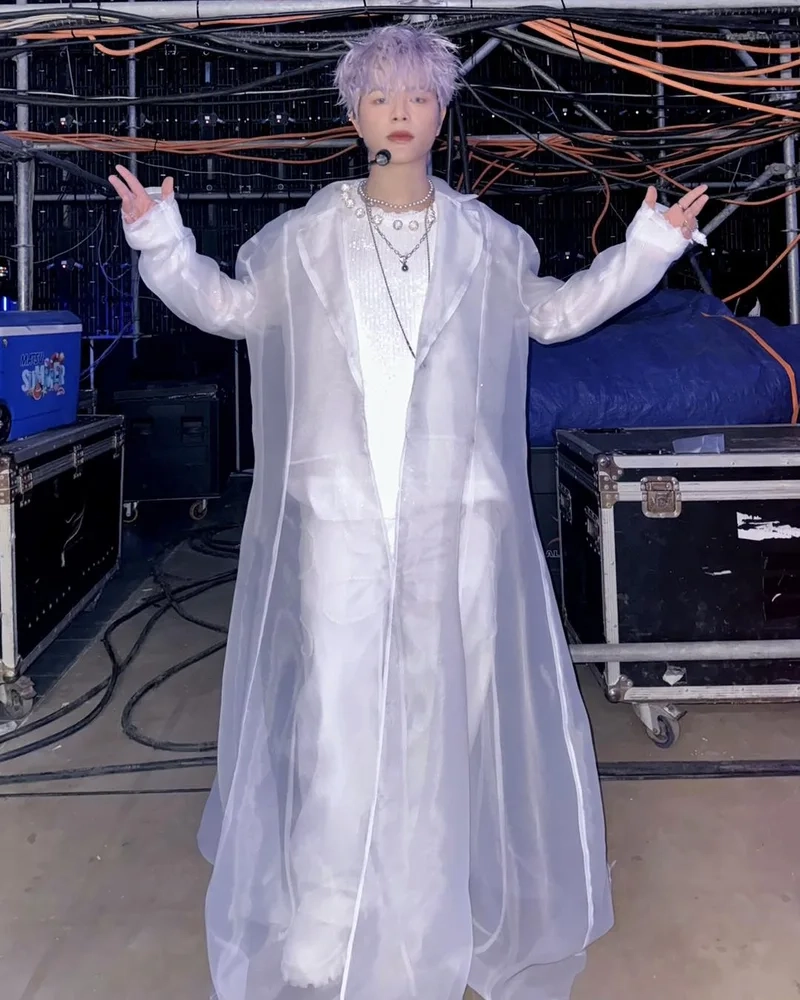 Ảnh rhyder mặc sơ mi trắng mang lại sự lịch lãm và thu hút