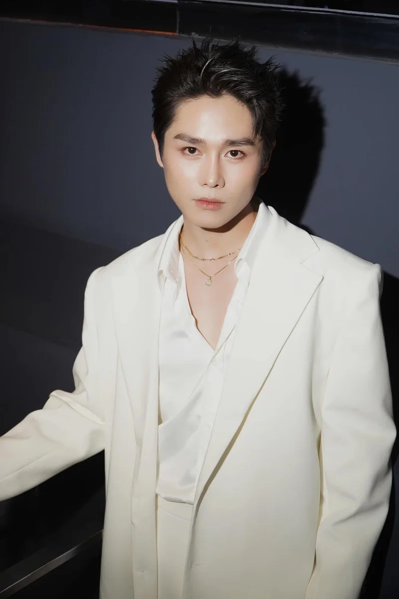 Bên trên tầng lầu tăng duy tân là một ca khúc đầy cảm xúc